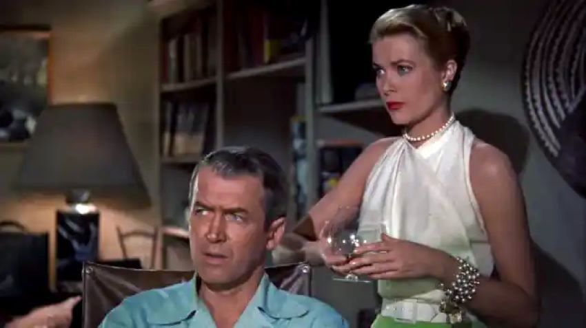 از بهترین فیلم های ای ام دی بی با امتیاز بالا می‌توان به فیلم پنجره عقبی – Rear Window اشاره کرد.
