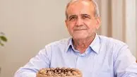 تصویری از مسعود پزشکیان در جشن تولد ۷۲ سالگی‌اش؛ هدیه‌های ویژه در عین حال ساده