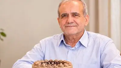 تصویری از مسعود پزشکیان در جشن تولد ۷۲ سالگی‌اش؛ هدیه‌های ویژه در عین حال ساده