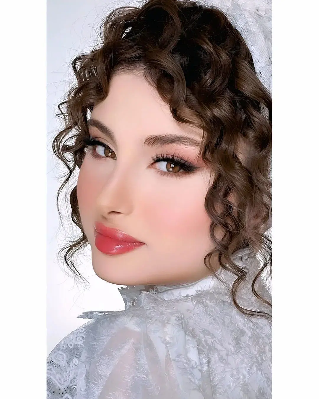 استایل «خواهرانه» سارا و نیکا با تور و لباس‌های سفید