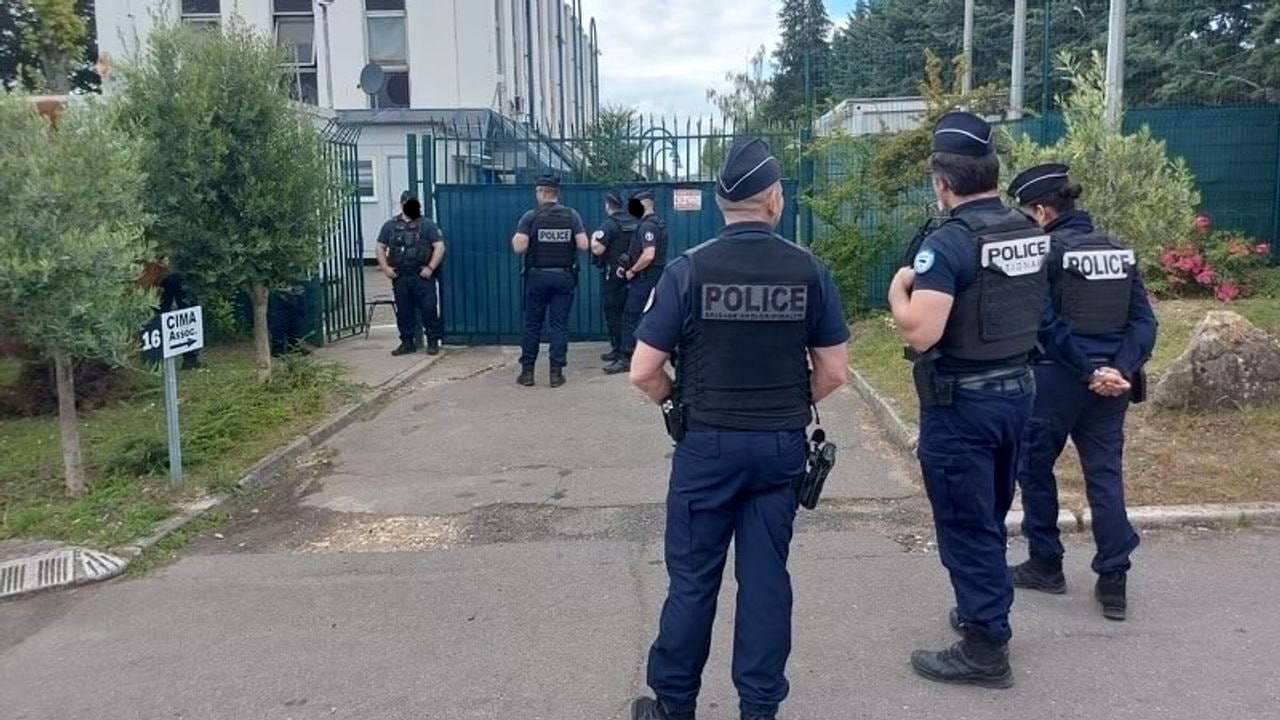 جزئیات جدید از حمله پلیس به مقر منافقین در فرانسه