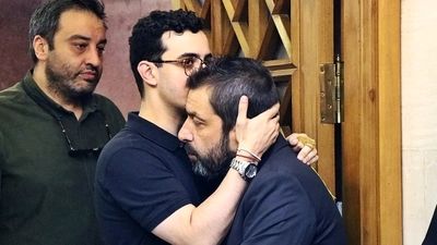 هوتن شکیبا در مراسم ختم پدر عباس جمشیدی‌فر: ختم جای سلفی گرفتن نیست! (ویدئو)