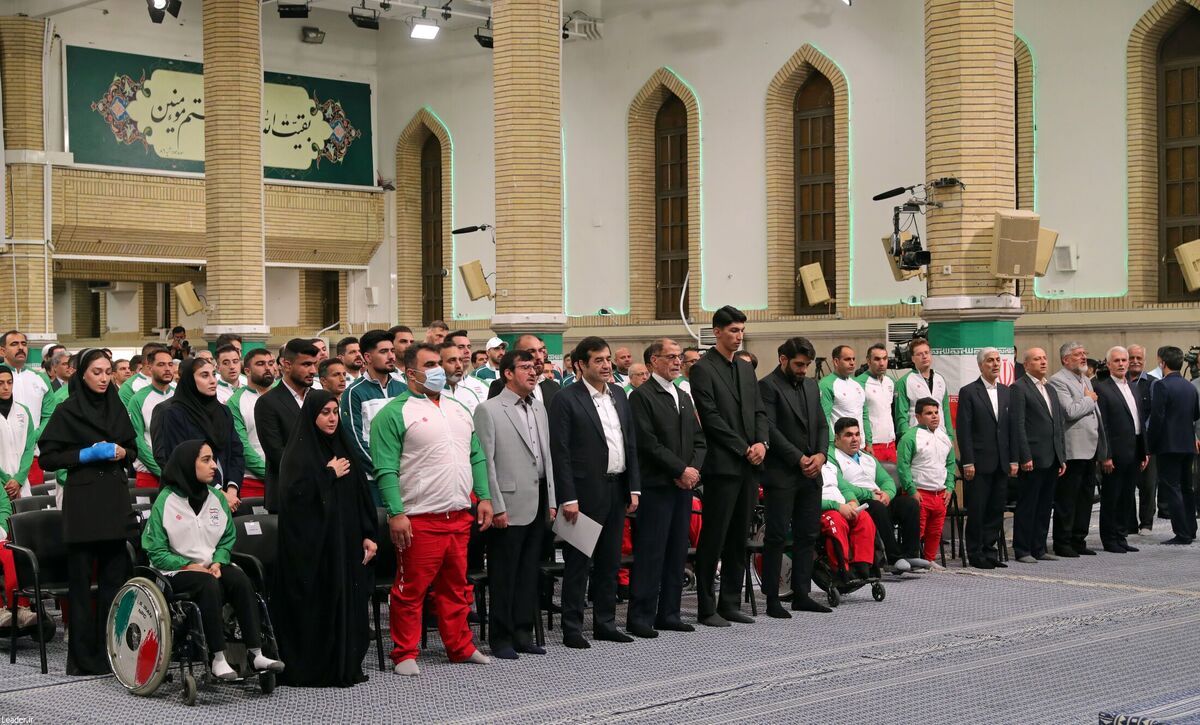 مبینا نعمتزاده با دست گچ گرفته در دیدار رهبر انقلاب + عکس
