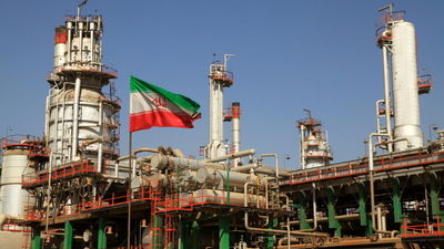ابراز دلتنگی دختر حاج قاسم برای سرداران شهید +عکس