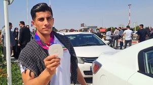 فیلم استقبال باشکوه گلستانی‌ها از مرد تاریخ‌ساز ژیمناستیک ایران/ سنگ تمام گذاشتند