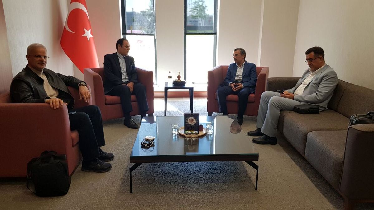 عکس| محمود احمدینژاد در فرودگاه استانبول