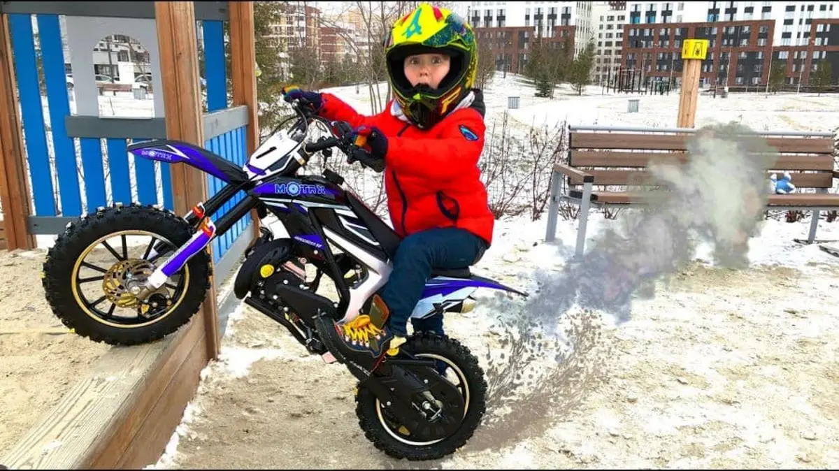 موتورسواری دو بچه قد و نیم قد در قم؛ خانواده هایشان باید بازخواست شوند (ویدیو)