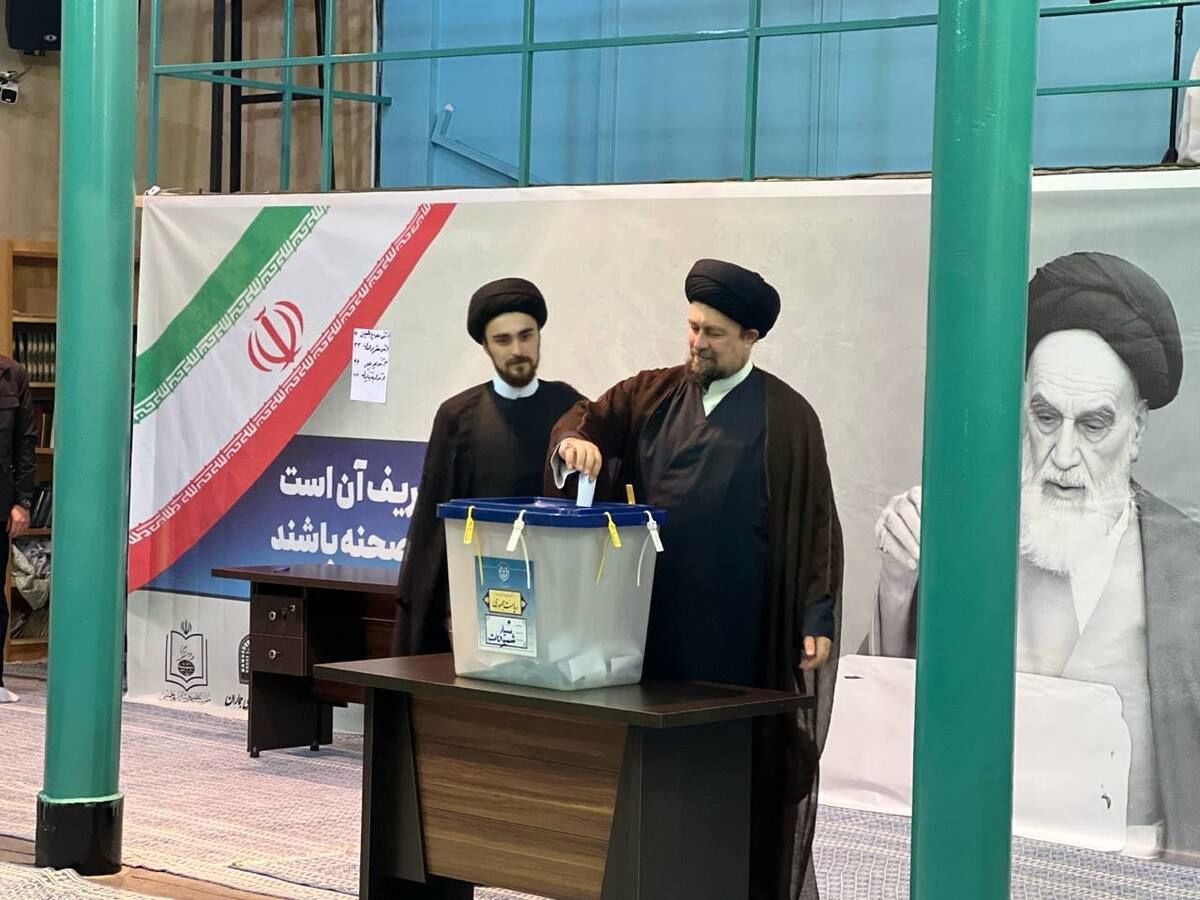 عکسی از سید حسن خمینی با پسرش پای صندوق رای