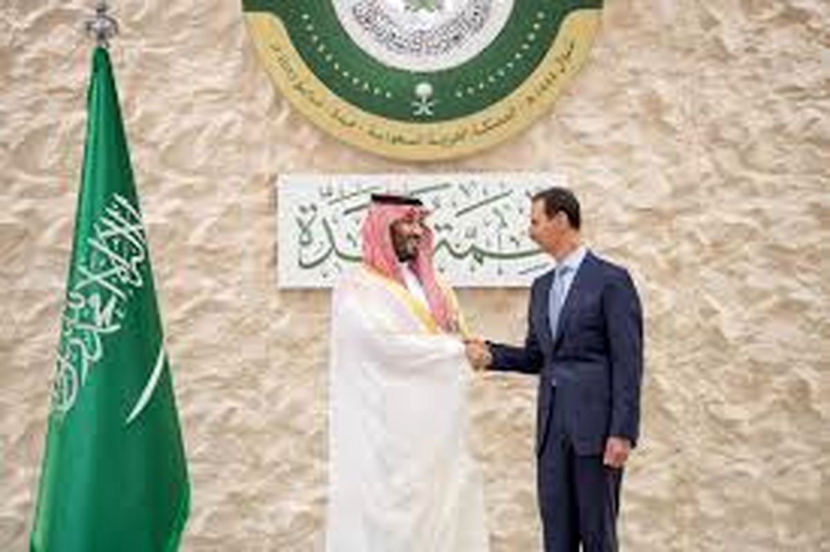 اسد، گرد جنگ را از روی لباسهایش پاک میکند