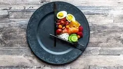 چرا باید در زمستان شام را زودتر بخوریم؟ تاثیر زمان غذا بر سلامت در فصل سرد