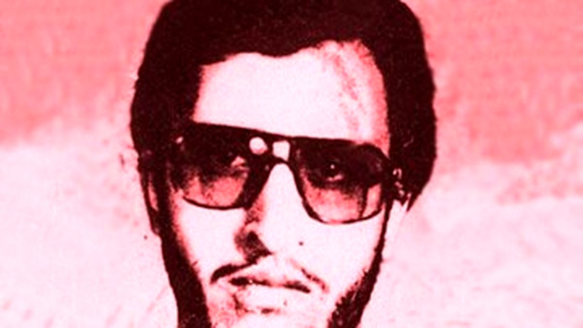 شعارنویسی روی سنگ قبر سعید امام