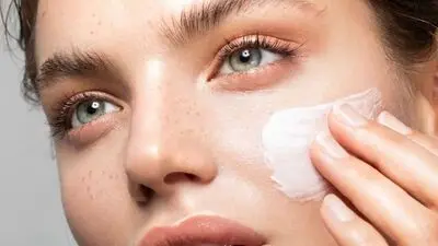 پاییز چه بلایی سر پوست می‌آورد؟ راهکارهایی برای حفظ لطافت و شادابی پوست