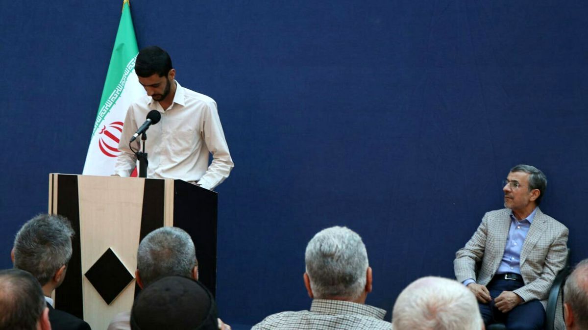 عکسی از استایل جدید محمود احمدینژاد در یک گردهمایی
