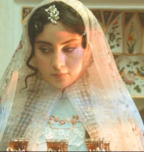 لباسها در بامداد خمار