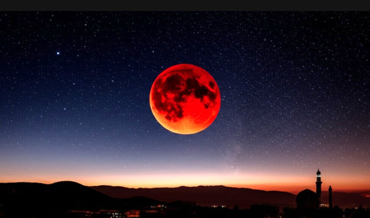 عکس ماه گرفتگی ۱۶ شهریور ۱۴۰۴ / از برج آزادی تا تخت جمشید آسمان قرمز شد