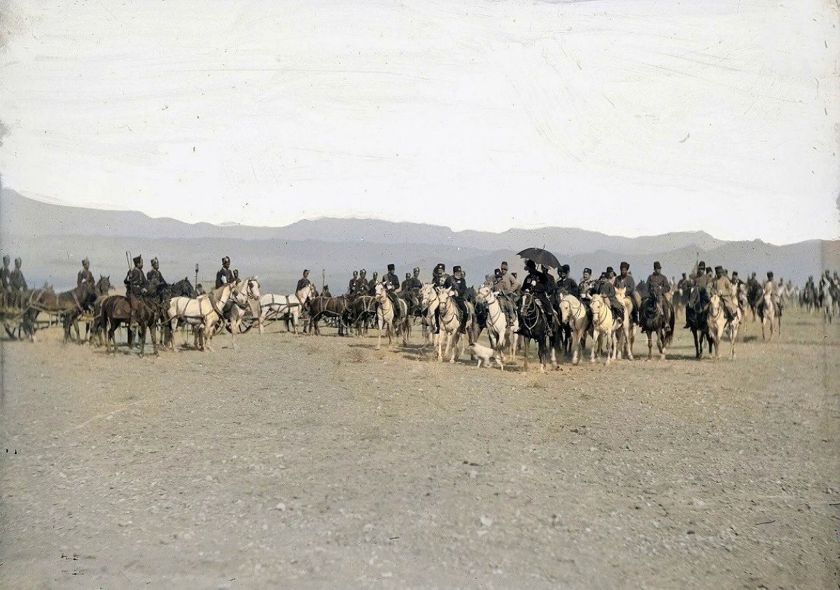 ناصرالدین شاه در حال گردش و تفریح1