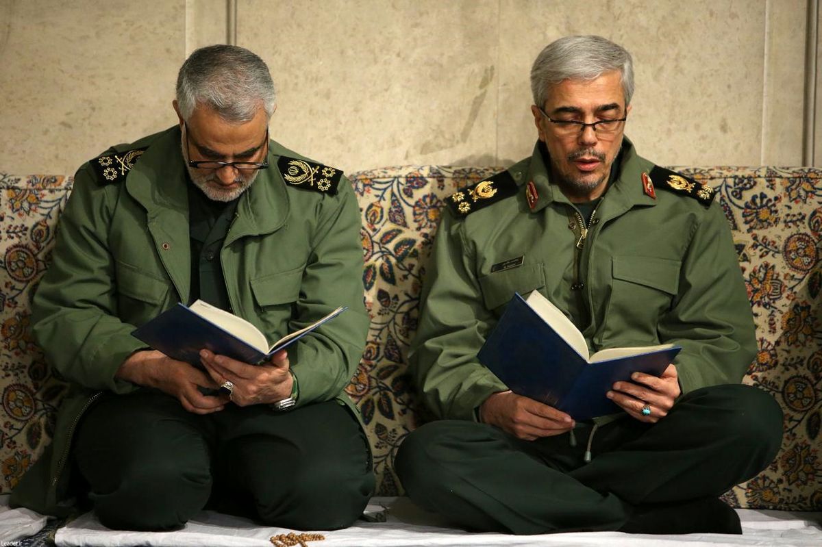 سردار سلیمانی و سرلشکر باقری در یک باغ؛ دهه ۶۰