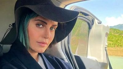 عکس بدون روسری اما پوشیده الناز شاکردوست در یک کافه