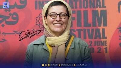 نگاهی به قصر منحصربفرد نیلوفر شهیدی با شمعدان های پایه بلند، مبلمان مدرن کج و معوج، و فرش دستبافت ایرانی