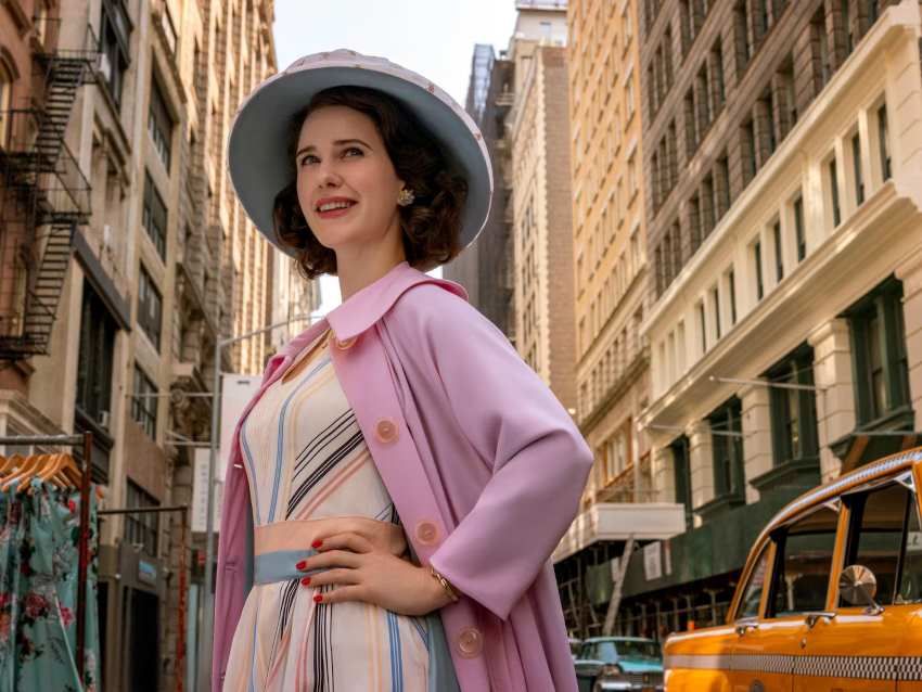خانم میزل شگفت‌انگیز – The Marvelous Mrs. Maisel از سریال‌های خانوادگی محبوب است که لحظات جذابی رقم می‌زند. 
