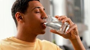 آیا نوشیدن آب، پوست را آبرسانی می‌کند؟