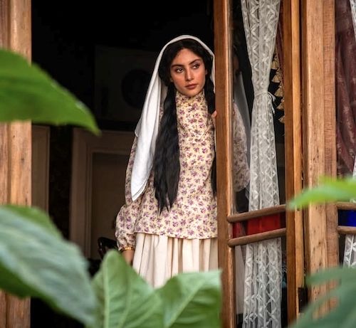 نگاهی به پوشش زنان «بامداد خمار» در گذار از قاجار به پهلوی