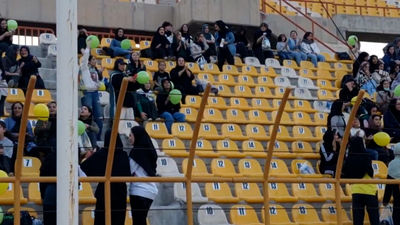 شادی هواداران استقلال بعداز گل نخست این تیم به شمس آذر توسط مهران احمدی