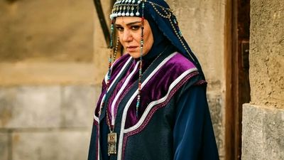 نگاهی به چیدمان شاهانه و مجلل خانه مریم مومن/ از مبلمان کلاسیک تا گل و گیاه آپارتمانی