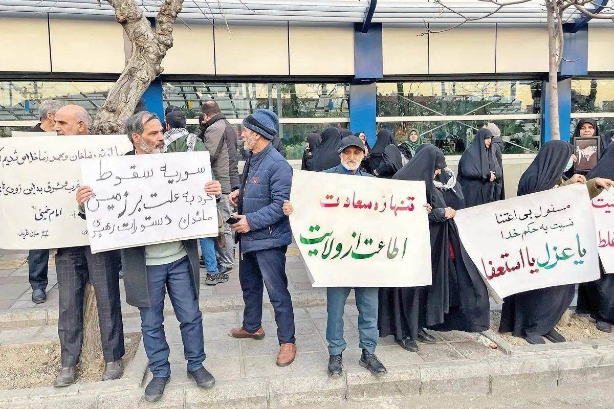 شعارهای تند کفنپوشان علیه محمدجواد ظریف (ببینید)