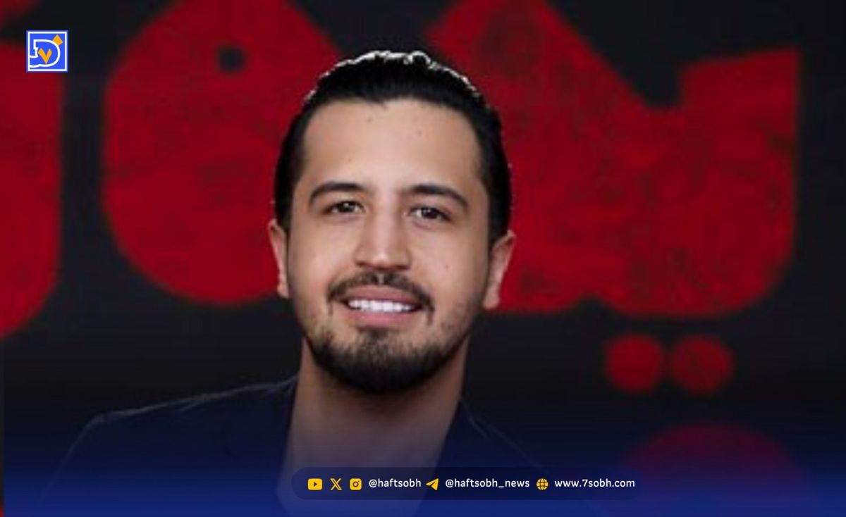 دکوراسیون عجیب خانه لوکس مهرداد صدیقیان؛ از مبل با رنگ تیره و بالشتک‌های رنگی تا کتابخانه دیواری و تابلوهای هنری میلیاردی