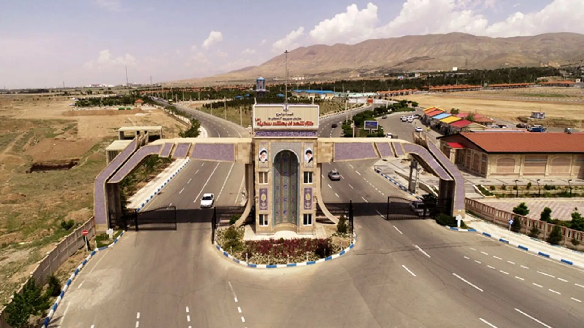 دروازه ورودی بهشت بی بی سکینه کرج؛ منبع عکس: گوگل؛ عکاس: 