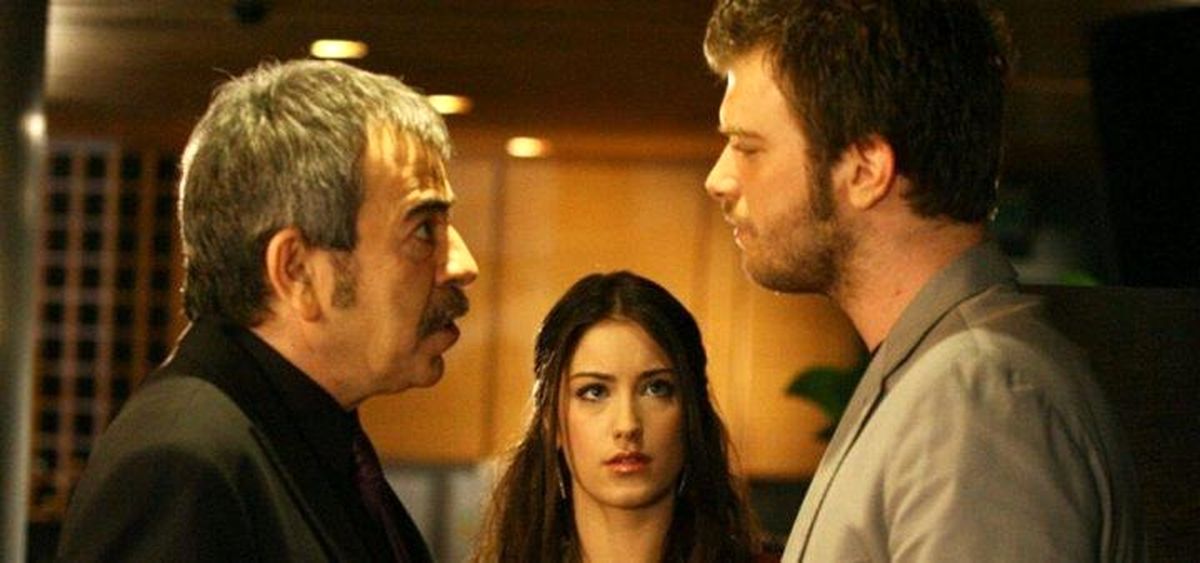 تصاویر دیدهنشده از خانواده مهند و نهال؛ ستارگان سریال عشق ممنوعه در کنار خانوادهشان