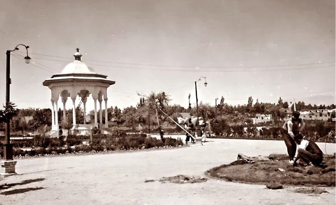 دو عکس از باغ ملی در تهران همان میدان مشق سابق را در سال ۱۳۰۷ خورشیدی