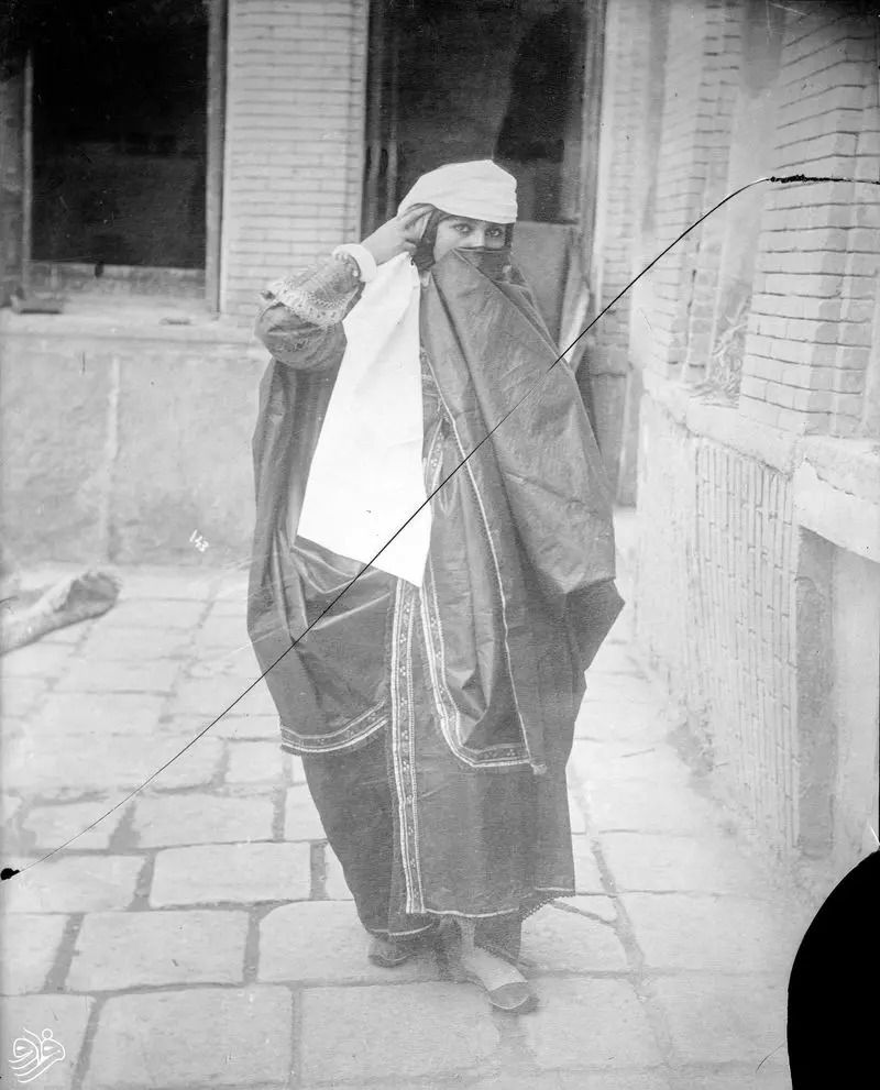 نگاه خاص زن جوان قاجاری از پشت روبند