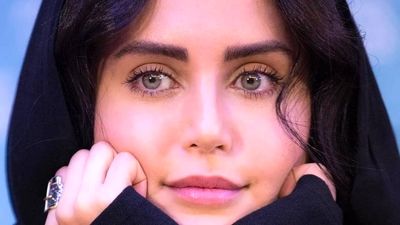 عکس بدون روسری اما پوشیده الناز شاکردوست در یک کافه