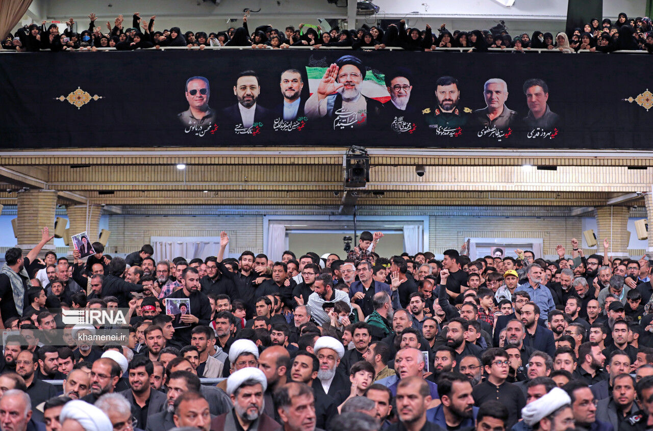  احمدی‌نژاد در یک مراسم دیگر برای رئیسی سفید پوشید + عکس