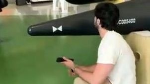 فیلمساز آمریکایی موشک ایرانی را بوسید; حرکت جنجالی در نمایشگاه سپاه