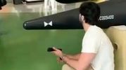 فیلمساز آمریکایی موشک ایرانی را بوسید; حرکت جنجالی در نمایشگاه سپاه