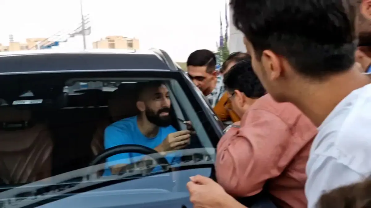 عکس یادگاری هواداران با روزبه چشمی