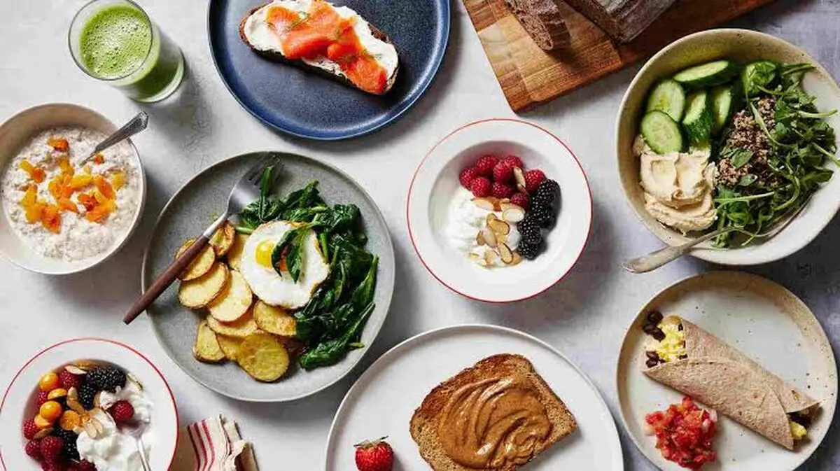 برای صبحانه چه بخوریم؟ راهنمای انتخاب پروتئین، فیبر و کربوهیدرات