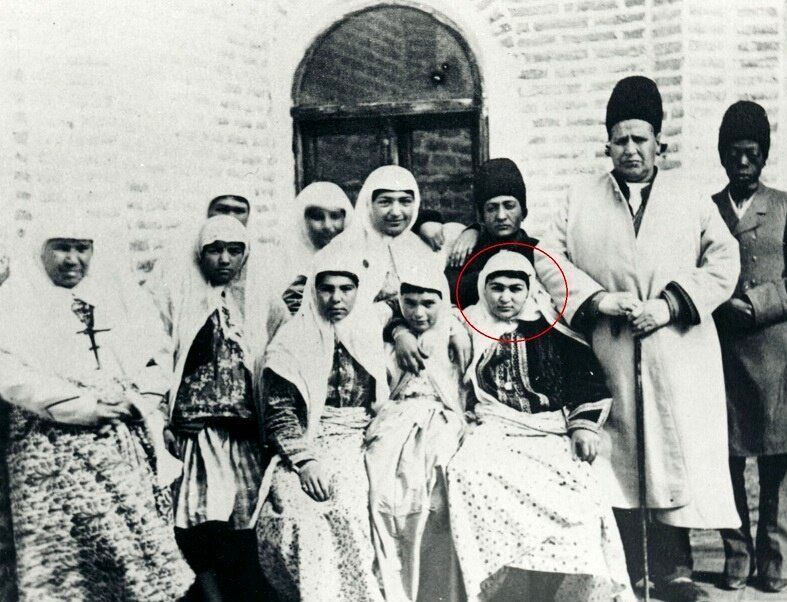 زنی که سمت راست تصویر دیده می‌شود، «باغبان‌باشی» است که به خاطر شغل پدرش با این لقب خوانده می‌شد