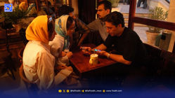 قاب تاریخ|‌ ‌‌کافه‌گردی‌ دختران و پسران‌ تهرانی؛ شستن ظرف در تخت جمشید