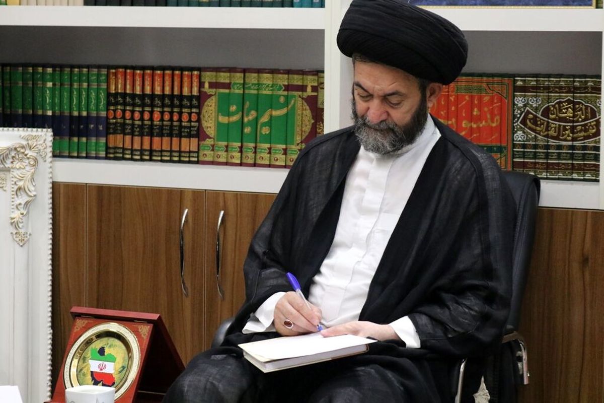 عکسی پربازدید از یک امام جمعه در میان نوجوانان دوچرخهسوار