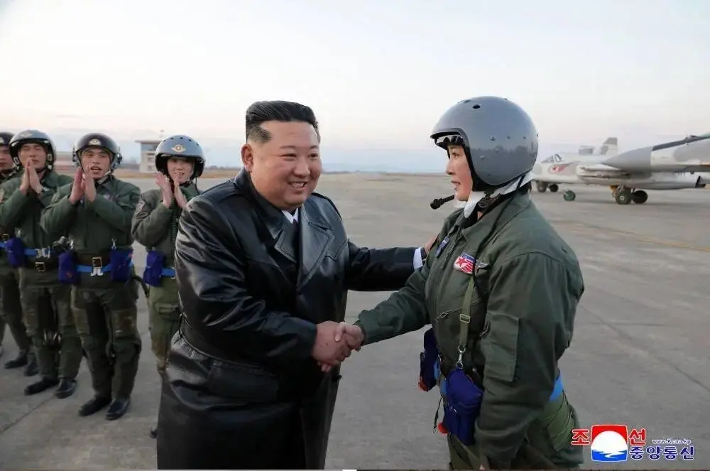 زنان خلبان در آسمان سرزمین ممنوعه | تصاویر