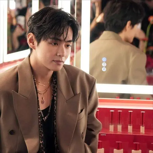 کت و شلوار قهوه‌ای کیم تهیونگ