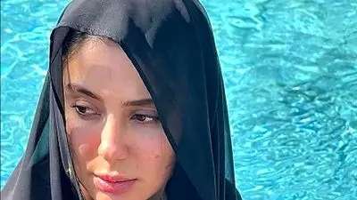 سحر دولتشاهی با پوششی به سبک ایران باستان؛ دسبندهای بزرگی که در دوره هخامنشیان مد بود