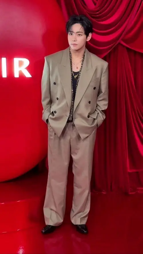 کت و شلوار قهوه‌ای کیم تهیونگ