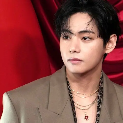 کت و شلوار قهوه‌ای کیم تهیونگ