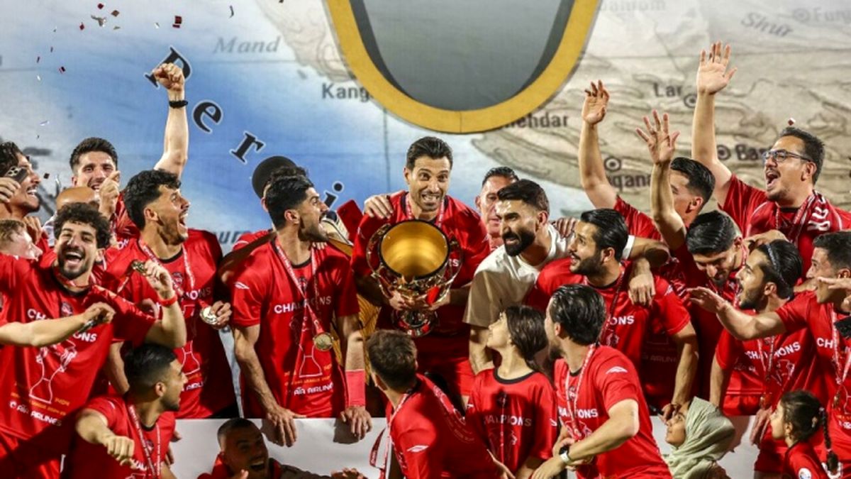 عکس خصوصی از خوابیدن علیرضا بیرانوند کف راهرو هواپیما