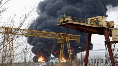 آتش سوزی پالایشگاه نفت آبادان؛ عملیات اطفای حریق ادامه دارد